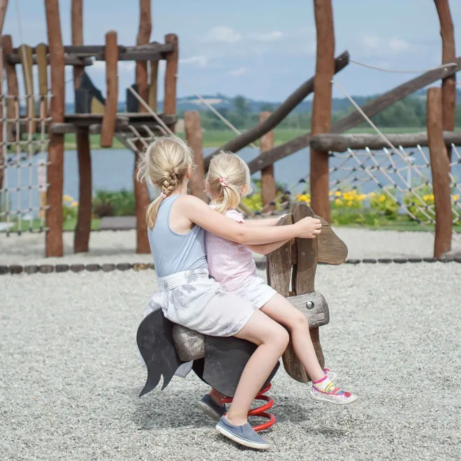 Kinder spielen auf einem Spielplatz